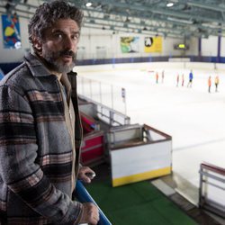 Leonardo Sbaraglia en una pista de hockey en 'Félix'