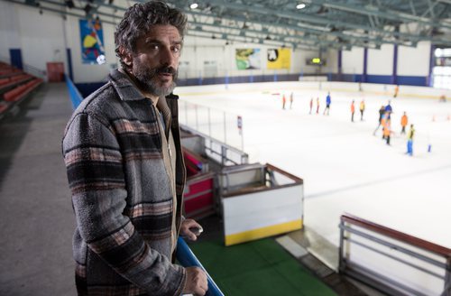 Leonardo Sbaraglia en una pista de hockey en 'Félix'