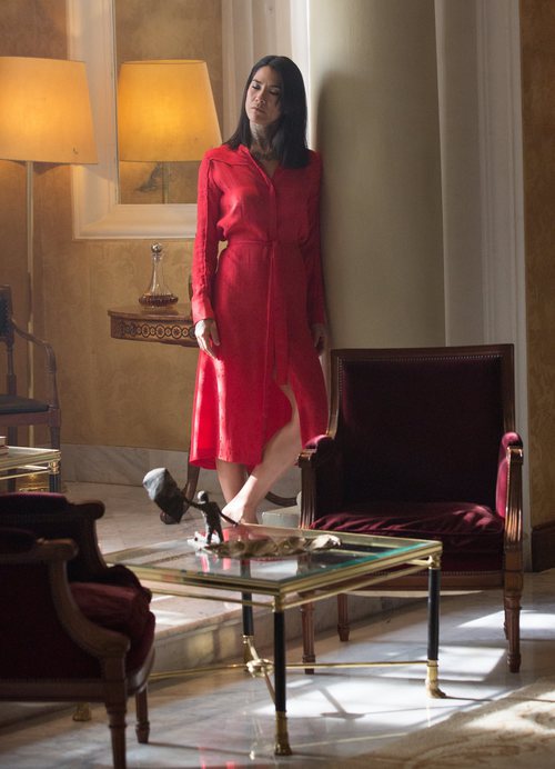 Julia en una habitación durante un capítulo de 'Félix'