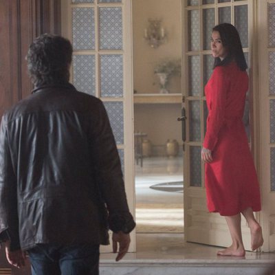 Félix y Julia se miran en un episodio de 'Félix'