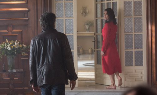 Félix y Julia se miran en un episodio de 'Félix'