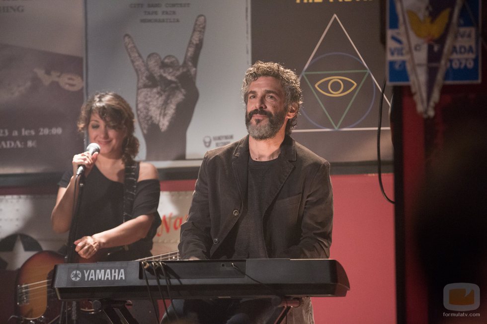 Félix toca el teclado en un capítulo de 'Félix'