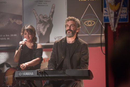 Félix toca el teclado en un capítulo de 'Félix'