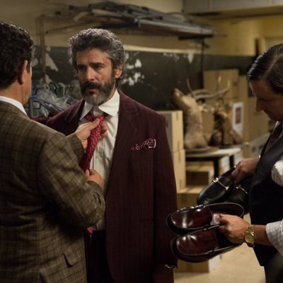 Pedro Casablanc coloca la corbata a Leonardo Sbaraglia en 'Félix'