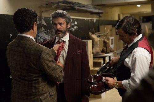 Pedro Casablanc coloca la corbata a Leonardo Sbaraglia en 'Félix'