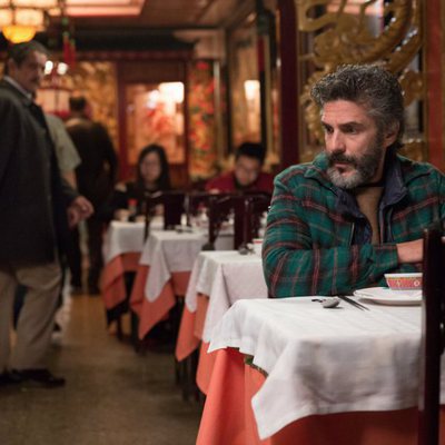 Leonardo Sbaraglia mira de reojo a Pedro Casablanc en 'Félix'