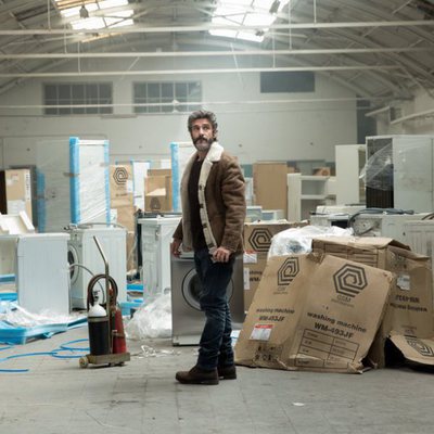 Félix en un almacén de electrodomésticos estropeados en 'Félix'