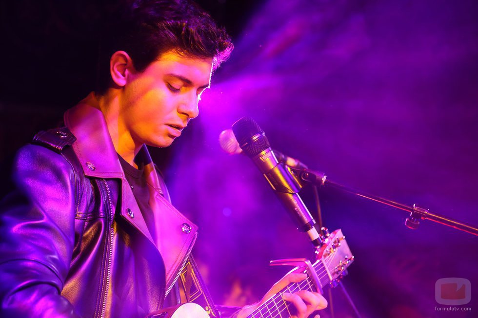 Alfred canta y toca la guitarra en la London Eurovision Party 2018