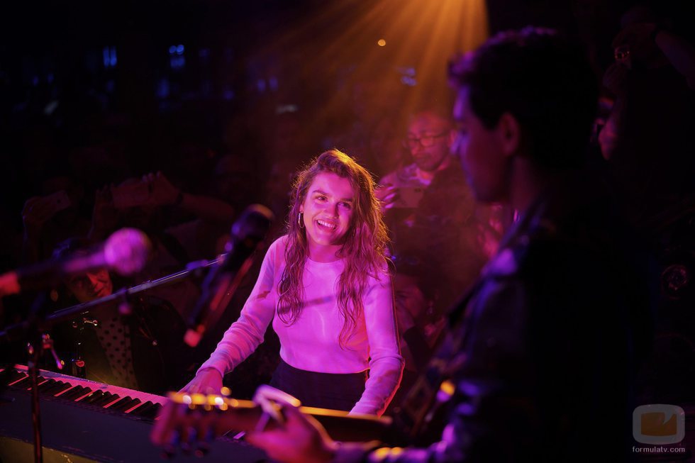 Amaia, al piano, mira a Alfred durante su actuación en la London Eurovision Party 2018