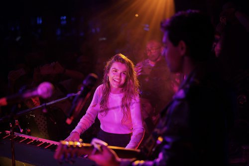 Amaia, al piano, mira a Alfred durante su actuación en la London Eurovision Party 2018