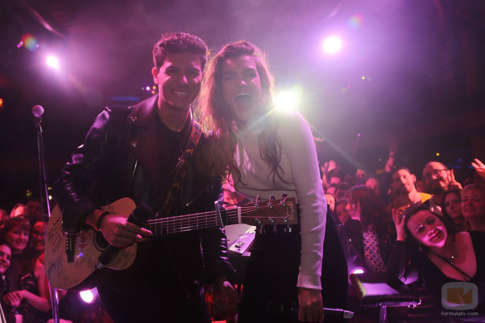 Amaia y Alfred posan sonrientes en la London Eurovision Party 2018 con el público de fondo