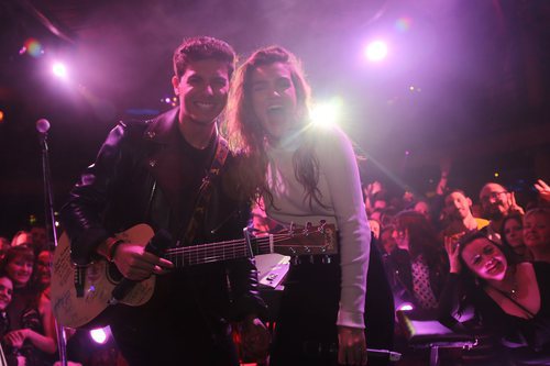 Amaia y Alfred posan sonrientes en la London Eurovision Party 2018 con el público de fondo