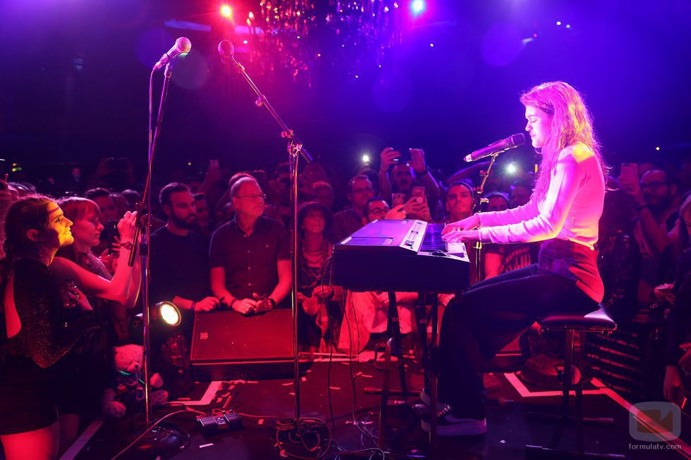 Amaia, al piano, canta en la London Eurovision Party 2018