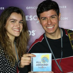 Amaia y Alfred posan con el disco de Eurovisión 2018 en la London Eurovision Party