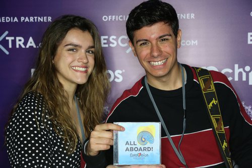 Amaia y Alfred posan con el disco de Eurovisión 2018 en la London Eurovision Party