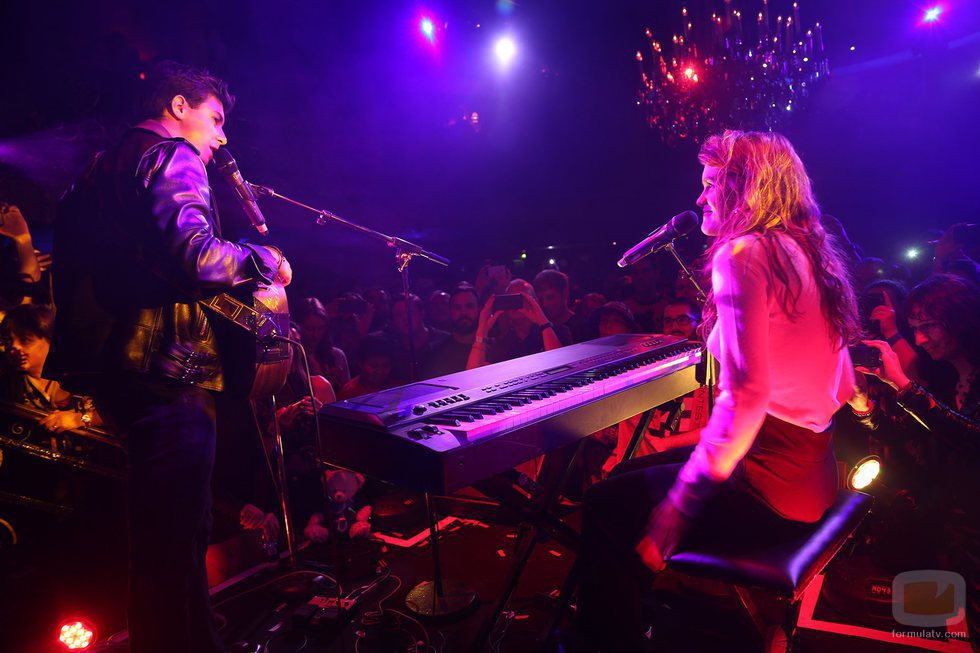 Alfred y Amaia se miran mientras cantan en la London Eurovision Party 2018