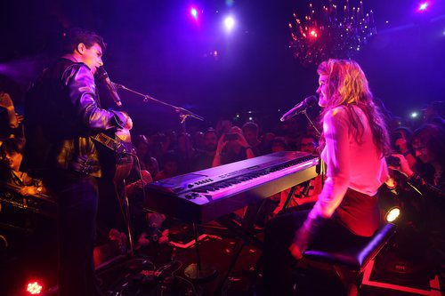 Alfred y Amaia se miran mientras cantan en la London Eurovision Party 2018