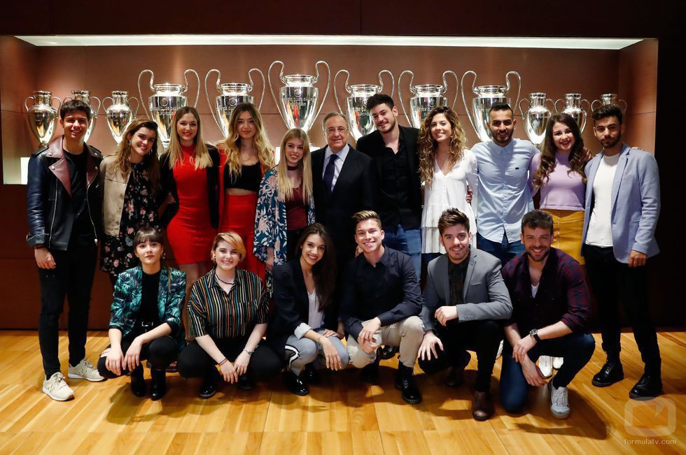 Los concursantes de 'Operación Triunfo 2017' junto al presidente del Real Madrid, Florentino Pérez