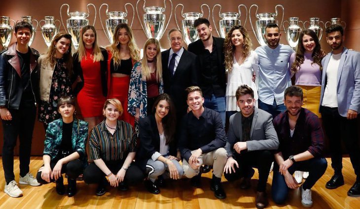 Los concursantes de 'Operación Triunfo 2017' junto al presidente del Real Madrid, Florentino Pérez