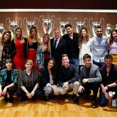 Los concursantes de 'Operación Triunfo 2017' junto al presidente del Real Madrid, Florentino Pérez