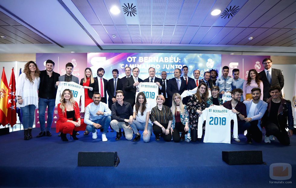 Los concursantes de 'OT 2017' junto a jugadores y directivos del Real Madrid