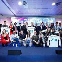 Los concursantes de 'OT 2017' junto a jugadores y directivos del Real Madrid