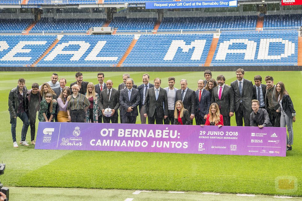Los concursantes de 'OT 2017' junto a directivos y jugadores del Real Madrid en el césped del Santiago Bernabéu