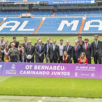 Los concursantes de 'OT 2017' junto a directivos y jugadores del Real Madrid en el césped del Santiago Bernabéu