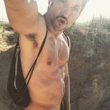 Paco León posa desnudo en el campo