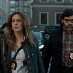 Itziar Ituño y Fernando Soto en el 1x01 de 'La Casa de Papel'