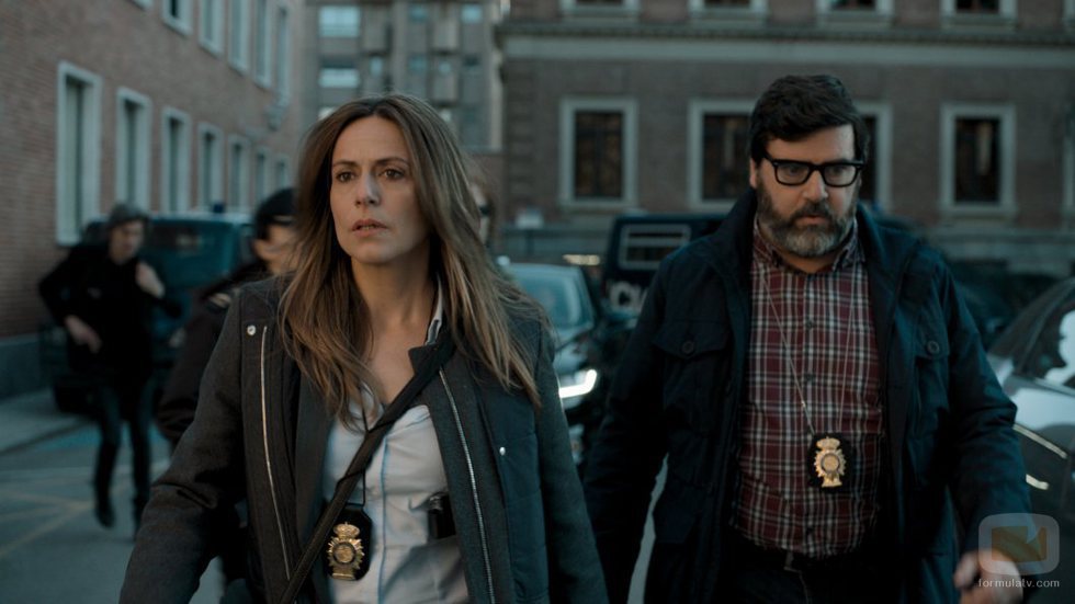 Itziar Ituño y Fernando Soto en el 1x01 de 'La Casa de Papel'