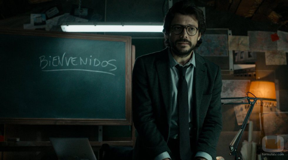 Álvaro Morte, el profesor de 'La Casa de Papel', en el aula durante el 1x01