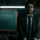Álvaro Morte, el profesor de 'La Casa de Papel', en el aula durante el 1x01
