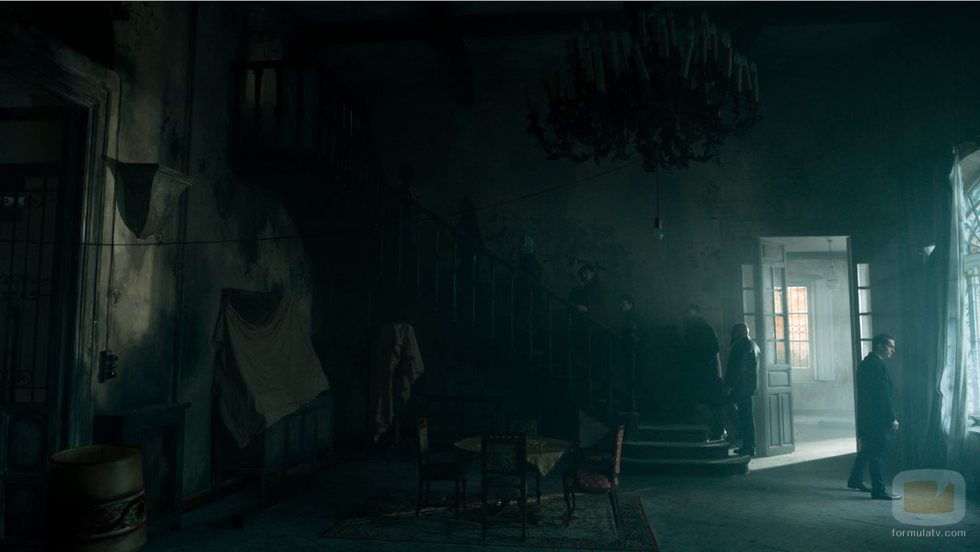 Los atracadores subiendo las escaleras de la casa en la que se esconden en el 1x01 de 'La Casa de Papel'