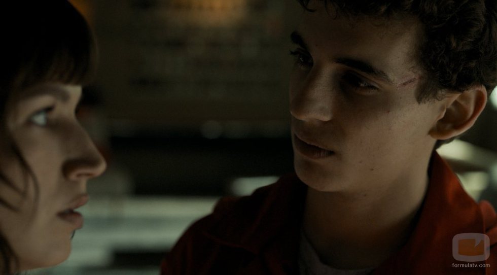 Miguel Herrán mira a Úrsula Corberó en el 1x02 de 'La Casa de Papel'