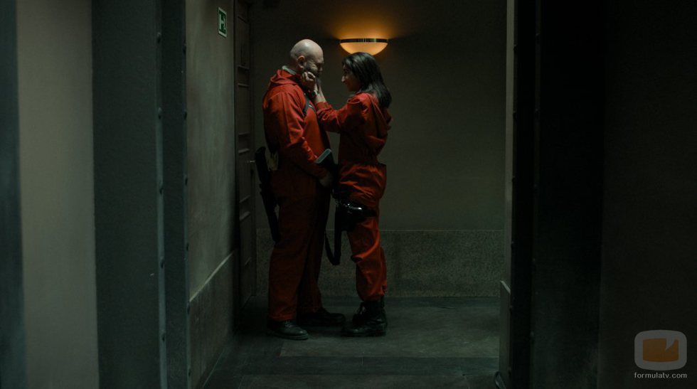 Alba Flores agarra de la cara a Darko Peric en el 1x02 de 'La Casa de Papel'