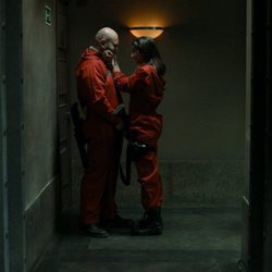 Alba Flores agarra de la cara a Darko Peric en el 1x02 de 'La Casa de Papel'