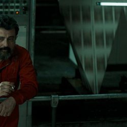 Paco Tous apoyado en una barandilla en el 1x02 de 'La Casa de Papel'