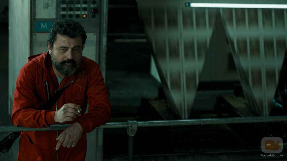 Paco Tous apoyado en una barandilla en el 1x02 de 'La Casa de Papel'
