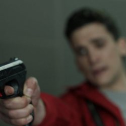 Jaime Lorente apunta con una pistola en el 1x03 de 'La Casa de Papel'