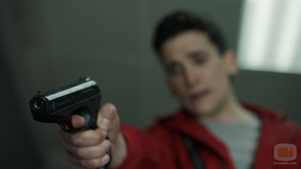 Jaime Lorente apunta con una pistola en el 1x03 de 'La Casa de Papel'