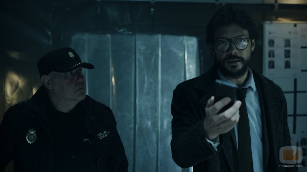 El profesor acude a la carpa de los policías en el 1x03 de 'La Casa de Papel'