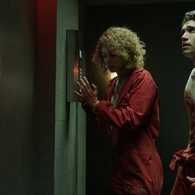 Jaime Lorente ayuda a esconderse a Esther Acebo en el 1x03 de 'La Casa de Papel'