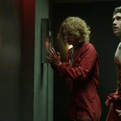 Jaime Lorente ayuda a esconderse a Esther Acebo en el 1x03 de 'La Casa de Papel'