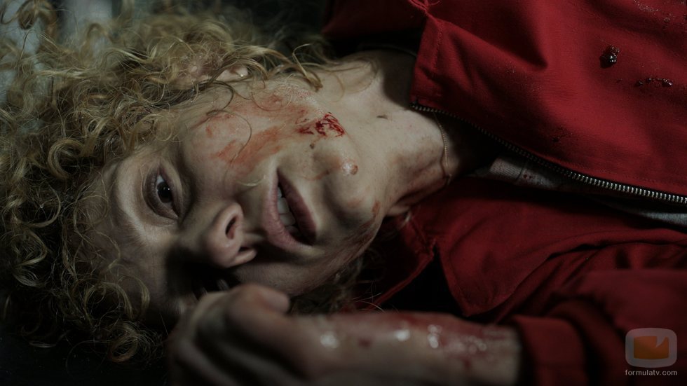 Esther Acebo herida en el suelo en el 1x03 de 'La Casa de Papel'