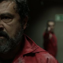 Paco Tous es apuntado con una pistola por Pedro Alonso en el 1x03 de 'La Casa de Papel'