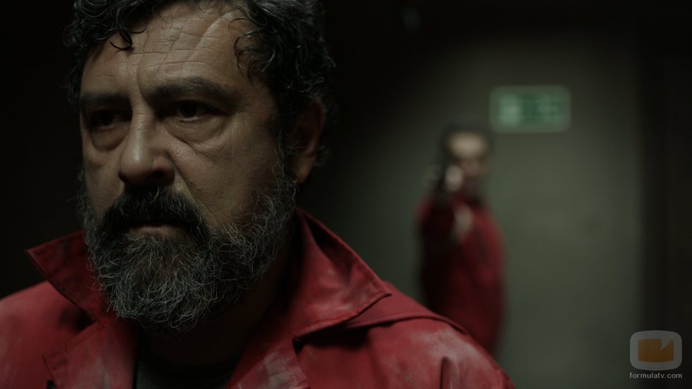 Paco Tous es apuntado con una pistola por Pedro Alonso en el 1x03 de 'La Casa de Papel'