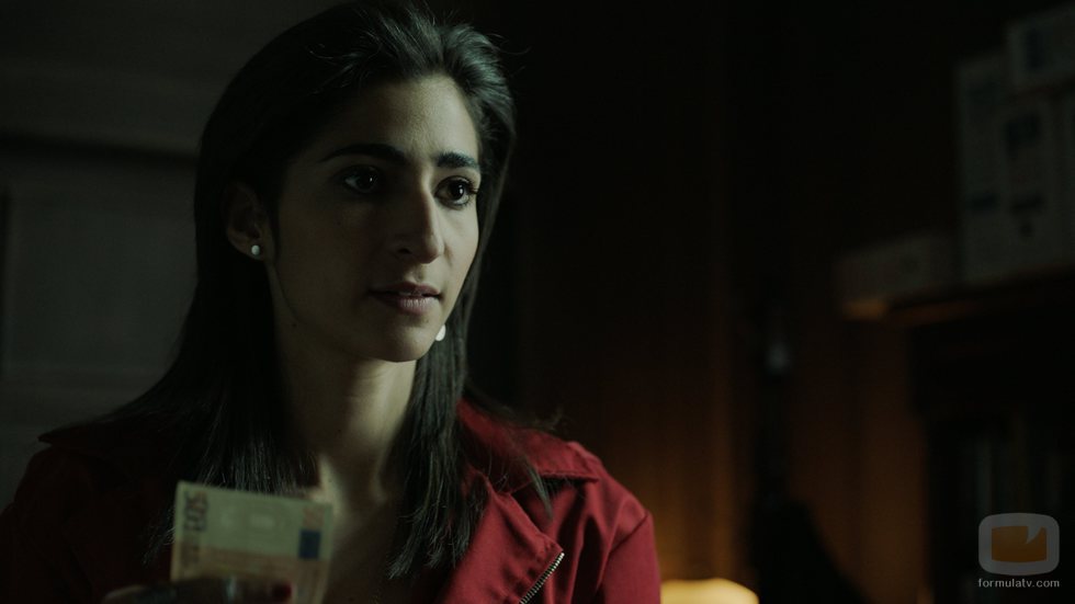 Alba Flores con un bilete en la mano en el 1x03 de 'La Casa de Papel'