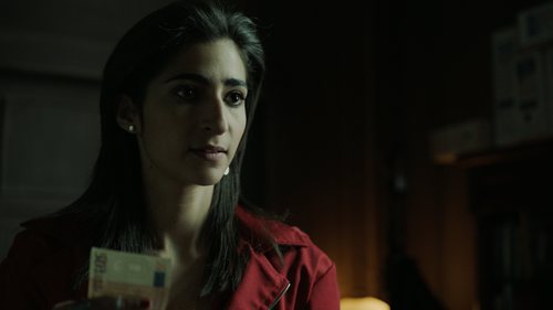 Alba Flores con un bilete en la mano en el 1x03 de 'La Casa de Papel'