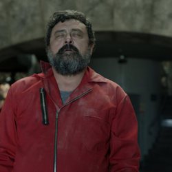 Paco Tous apuntado con dos pistolas por dos de sus compañeros de robo en el 1x03 de 'La Casa de Papel'